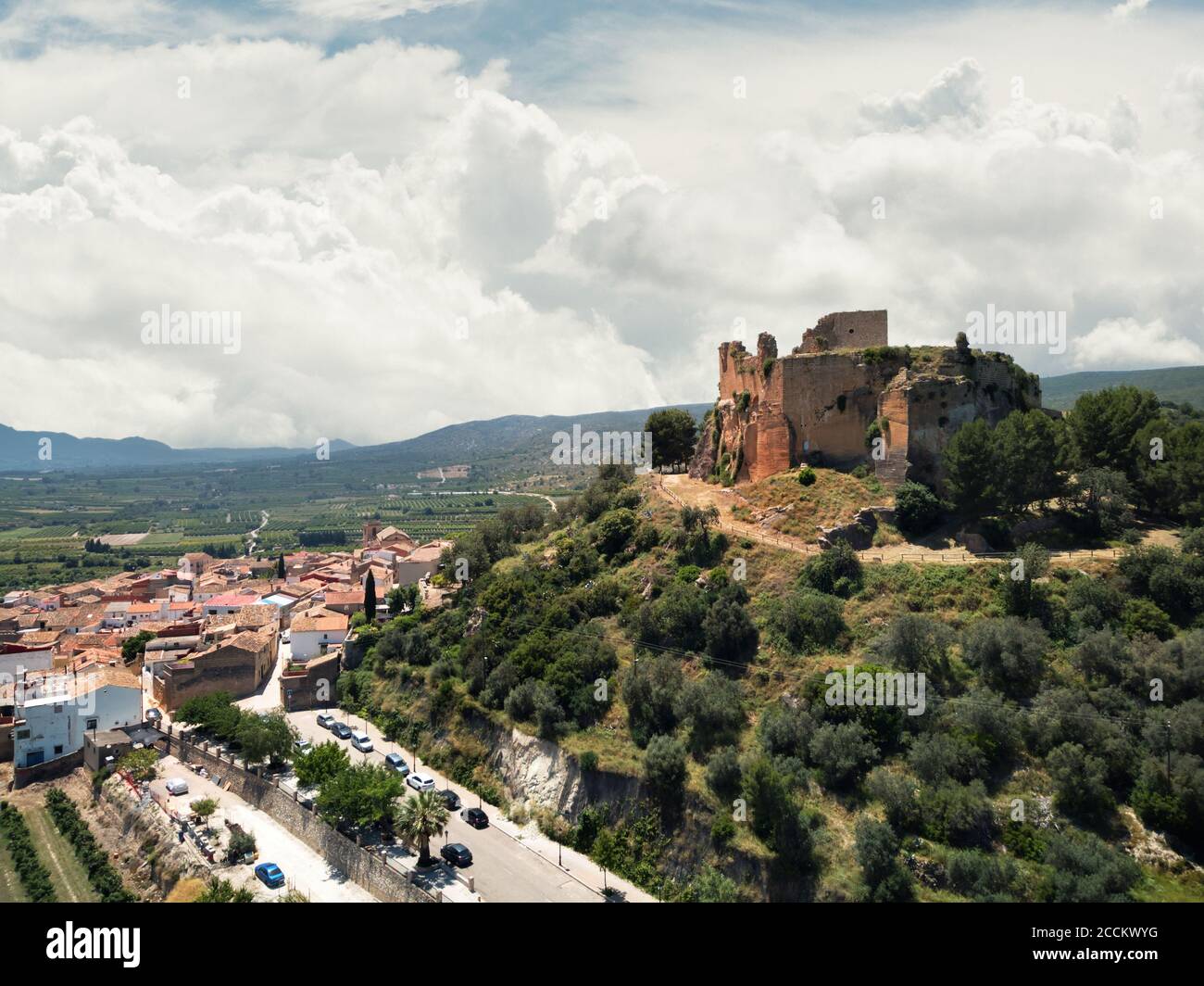 Luftaufnahme hoch oben Drohne Blick auf die Ruinen der Burg von Montesa auf einem Hügel gegen bewölkten Himmel, Gemeinde in der Comarca o Stockfoto