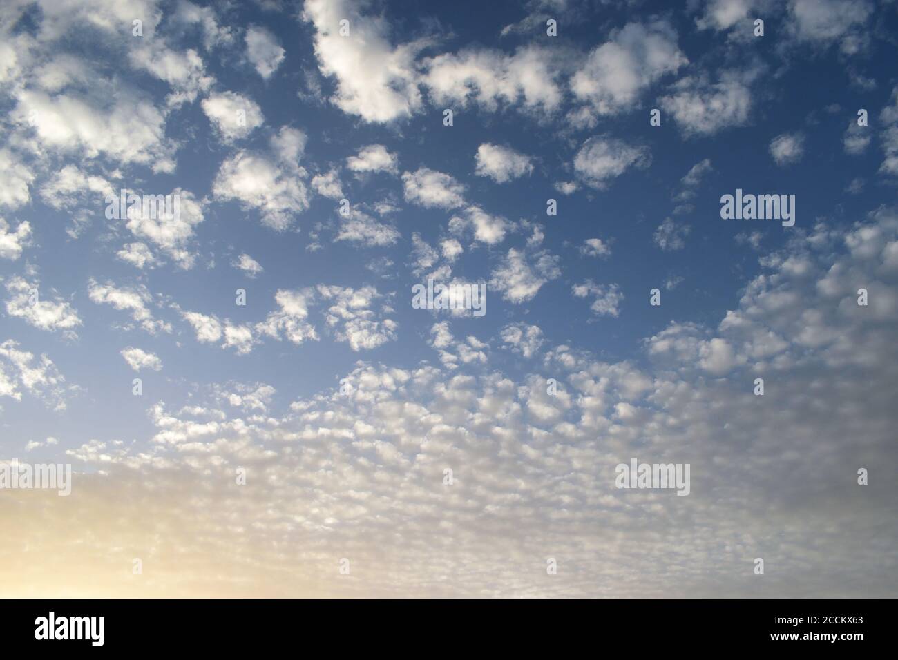 Hochwertige Szene mit vereinzelten grauen Wolken während des Sonnenuntergangs Stockfoto