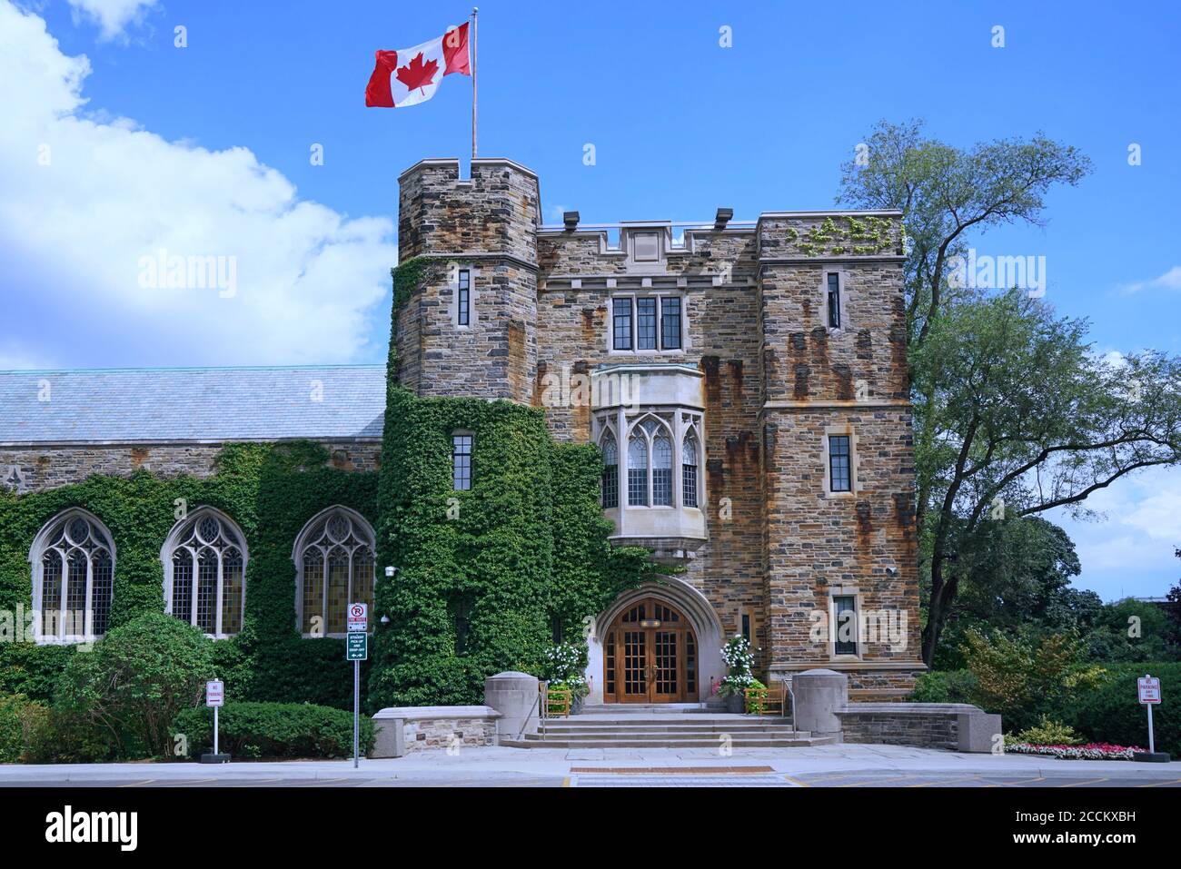 Toronto, Kanada - 21. August 2020: Die gotische Steinfassade des Havergal College, einer Privatschule für Elitegirls. Stockfoto