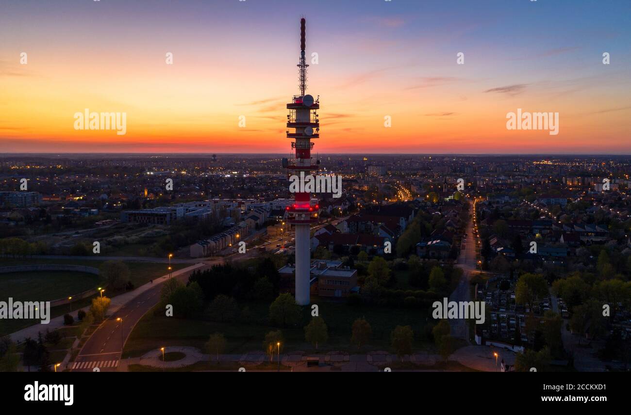 Antennenturm in der Stadt Sonnenuntergang und Luftdrohne Skyscape Stockfoto