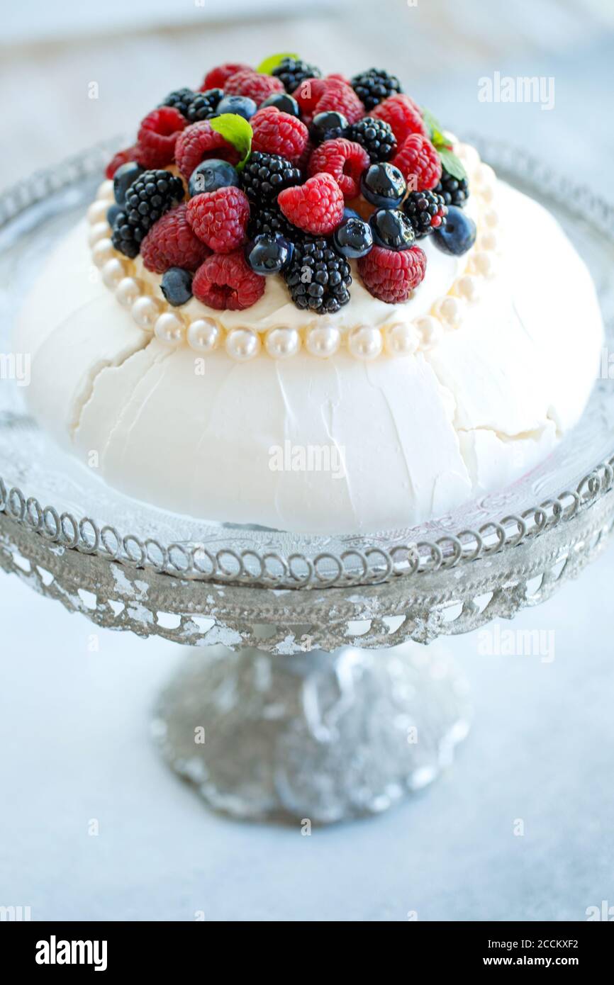 Pawlova Kuchen. Dessert zum Frühstück. Stockfoto