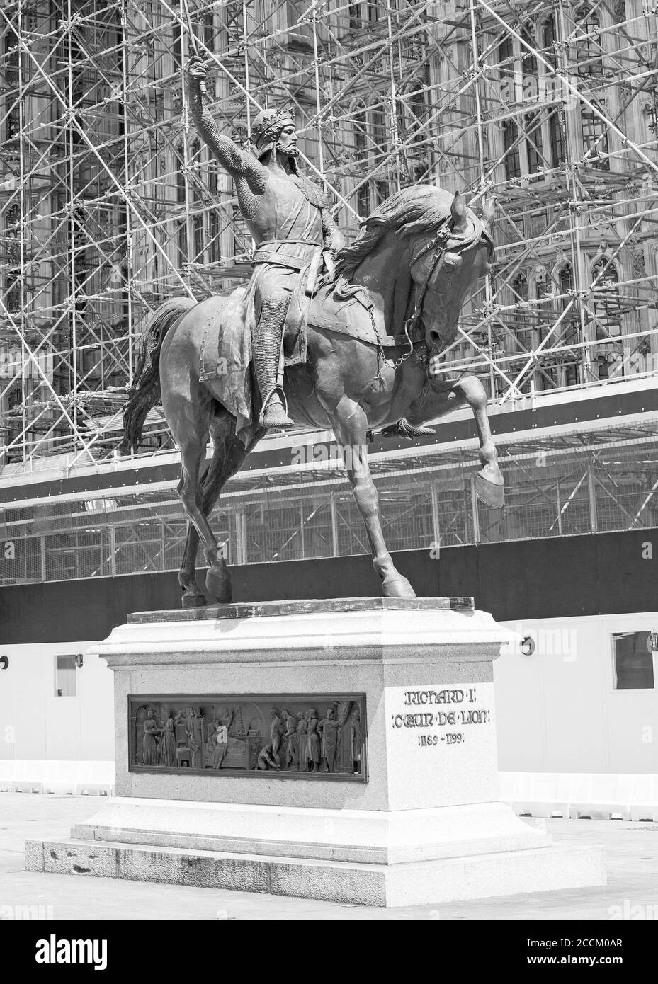 Statue von Richard Coeur de Lion, London, Großbritannien, 2020. Außerhalb des Unterhauses gelegen, ist die Statue ein berühmtes Wahrzeichen und ein denkmalgeschütztes Denkmal der Klasse II Stockfoto