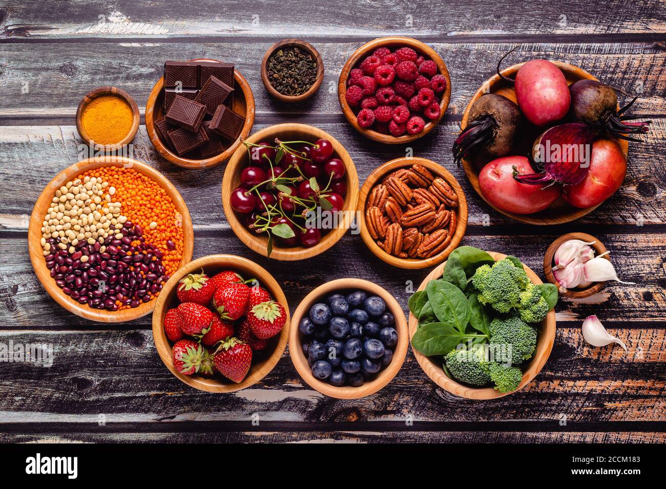 Gesunde Lebensmittel mit hohen Antioxidantien, Ansicht von oben. Stockfoto