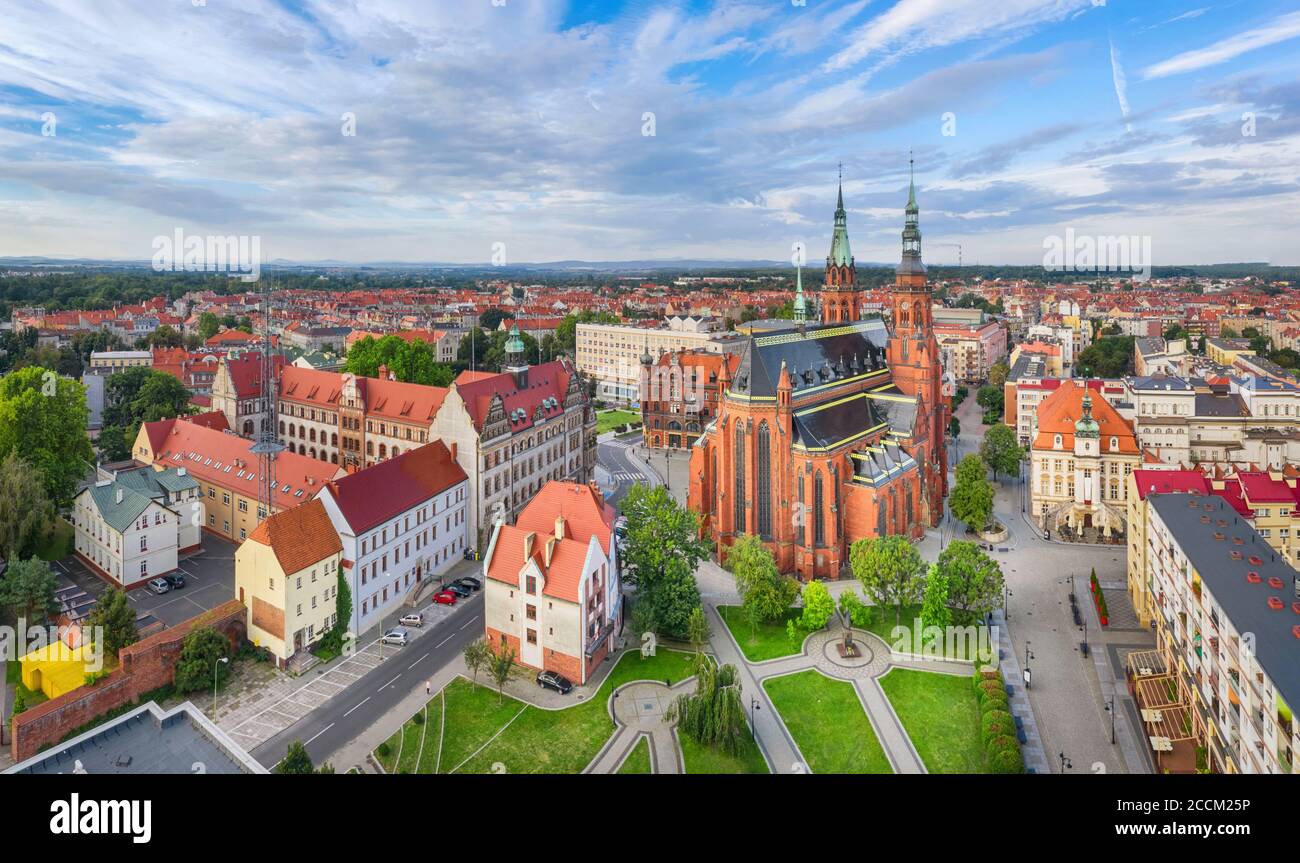 Legnica, Polen. Luftpanorama der Stadt mit der Kathedrale von St. Peter