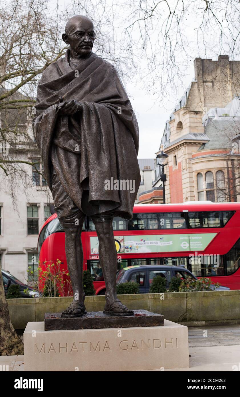 Mahatma Ghandi Statue, Parliament Square, London, 2020. Von Philip Jackson modelliert und 2015 enthüllt, ist es eine von zwölf Statuen von British Comm Stockfoto