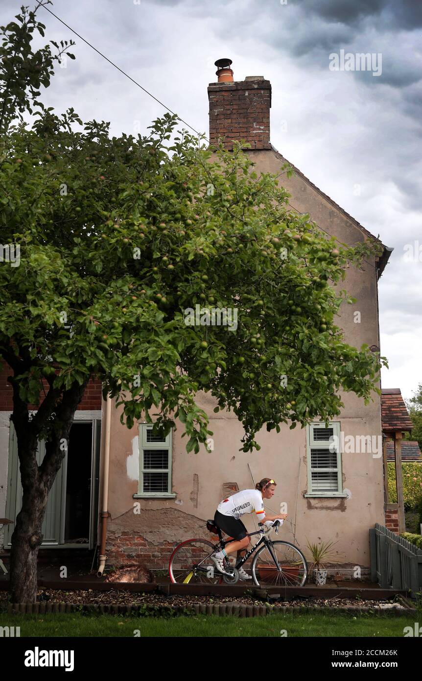 Die Vertreterin des britischen Triathlon-Athleten Jess Harvey trainiert auf ihr Festgelegtes Fahrrad bei ihrem Haus Stockfoto