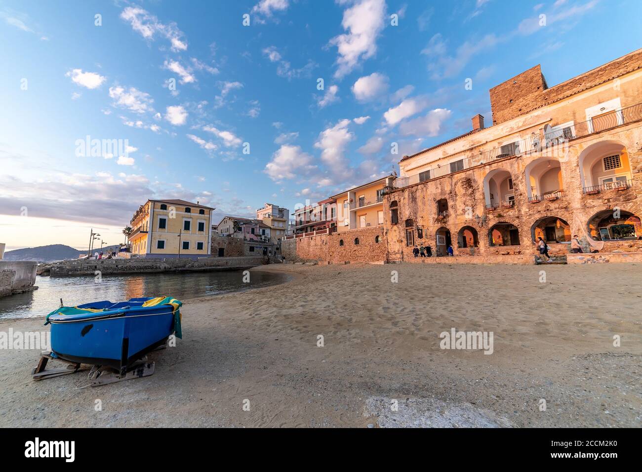 Altes Gebäude bei Sonnenuntergang, berühmter Ort in Santa Maria di Castellabate, Cilento Küste, Italien. Landschaftlich schöner Strand von Marina Piccola in bezaubernder Umgebung. Stockfoto