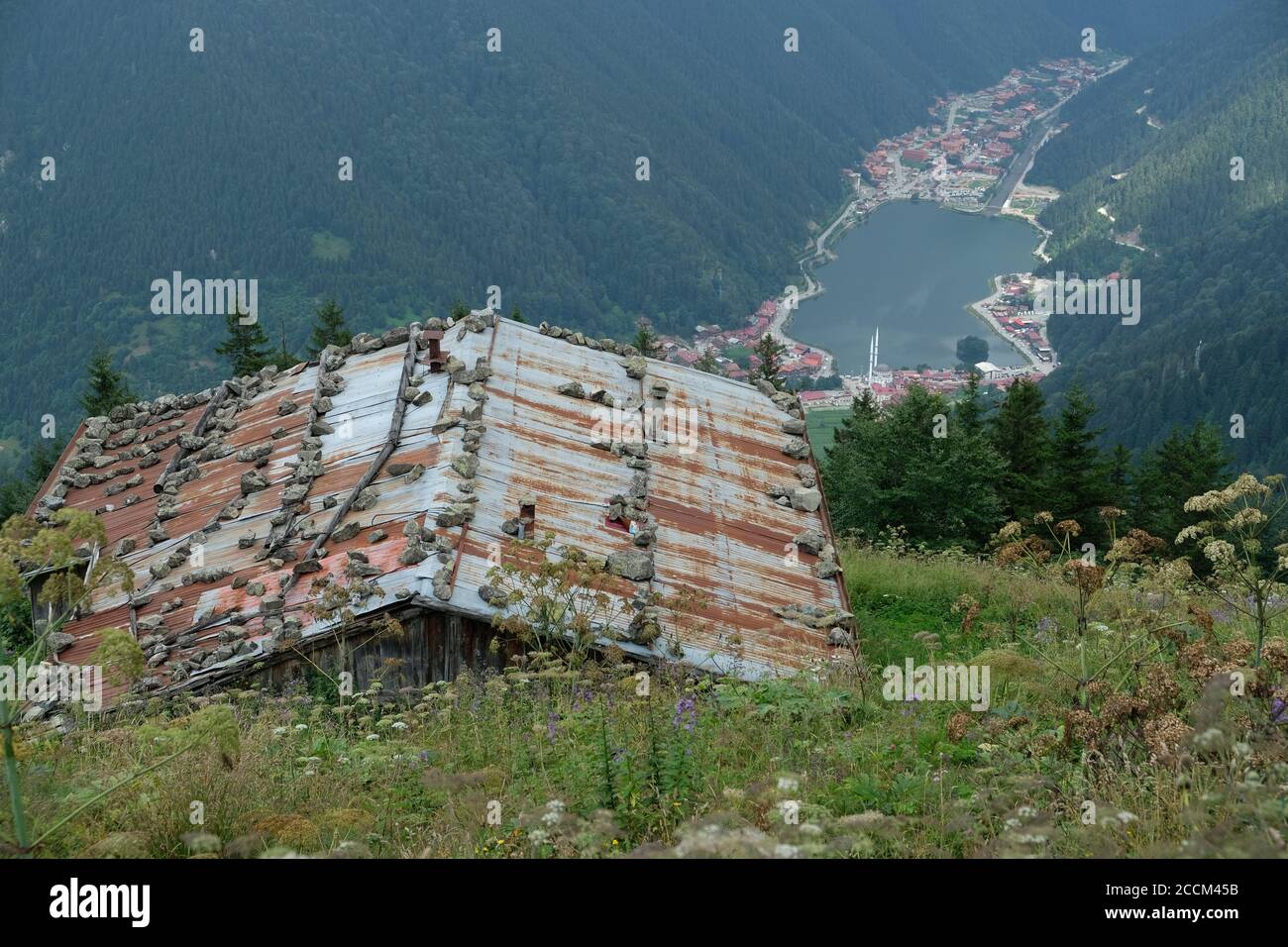 Uzungöl im Stadtteil Çaykara von trabzon bietet eine schöne Aussicht von den Hügeln. Stockfoto