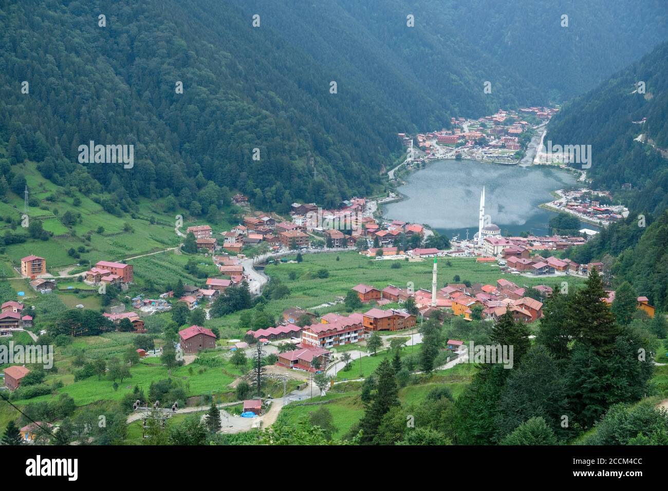 Uzungöl im Stadtteil Çaykara von trabzon bietet eine schöne Aussicht von den Hügeln. Stockfoto