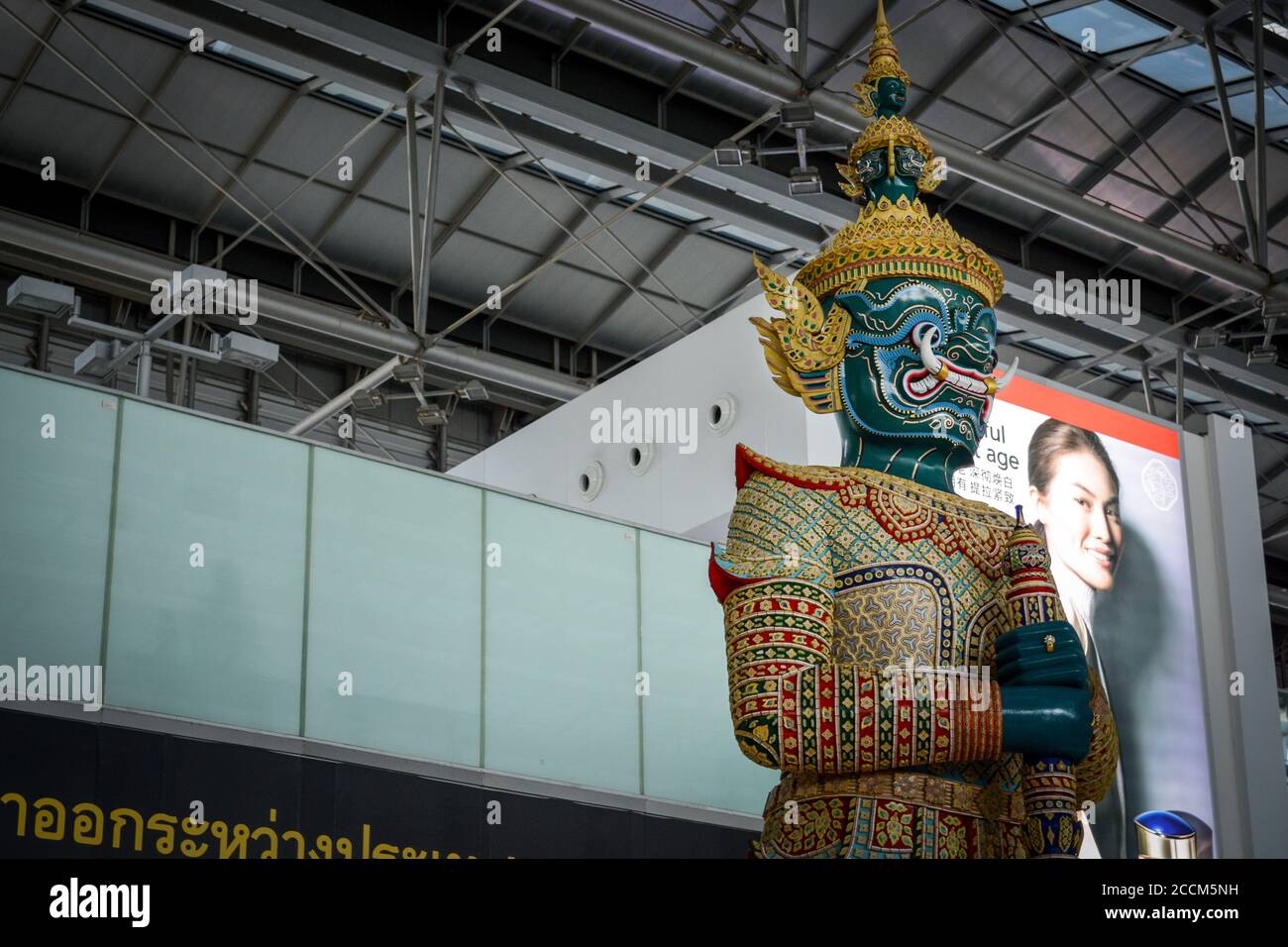 Bangkok, Thailand, Südostasien - Yaksha Statue, eine der riesigen Statuen im Abflugbereich des Suvarnabhumi International Airport. Stockfoto