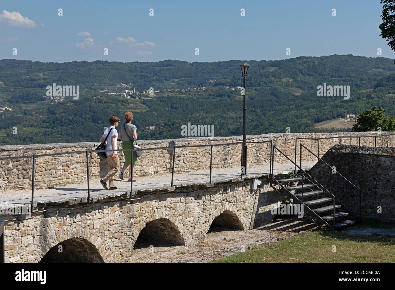 Wanderweg an der Stadtmauer, Motovun, Istrien, Kroatien Stockfoto