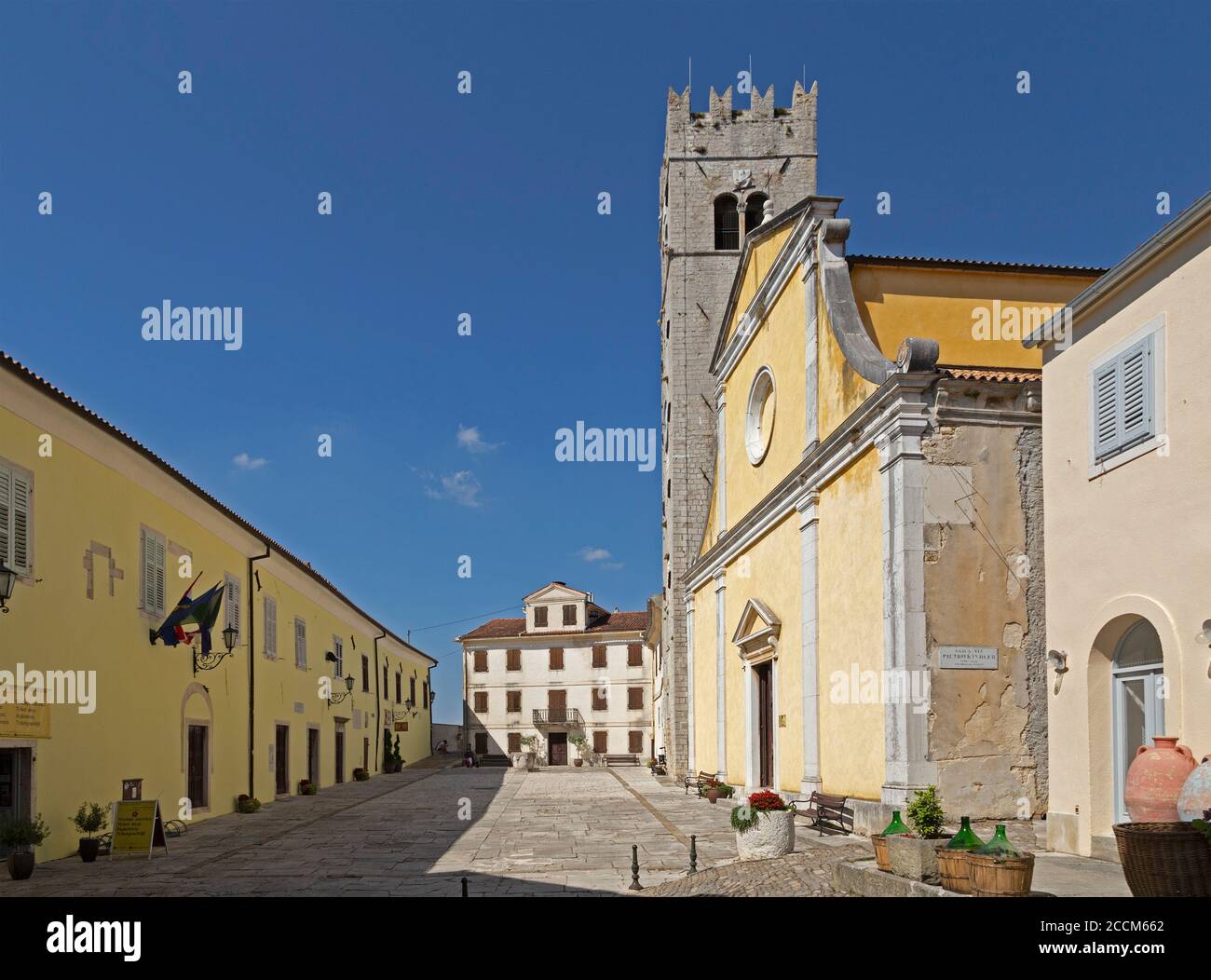 Andrea Antico Platz mit Kirche des heiligen Stephan und Glockenturm, Motovun, Istrien, Kroatien Stockfoto