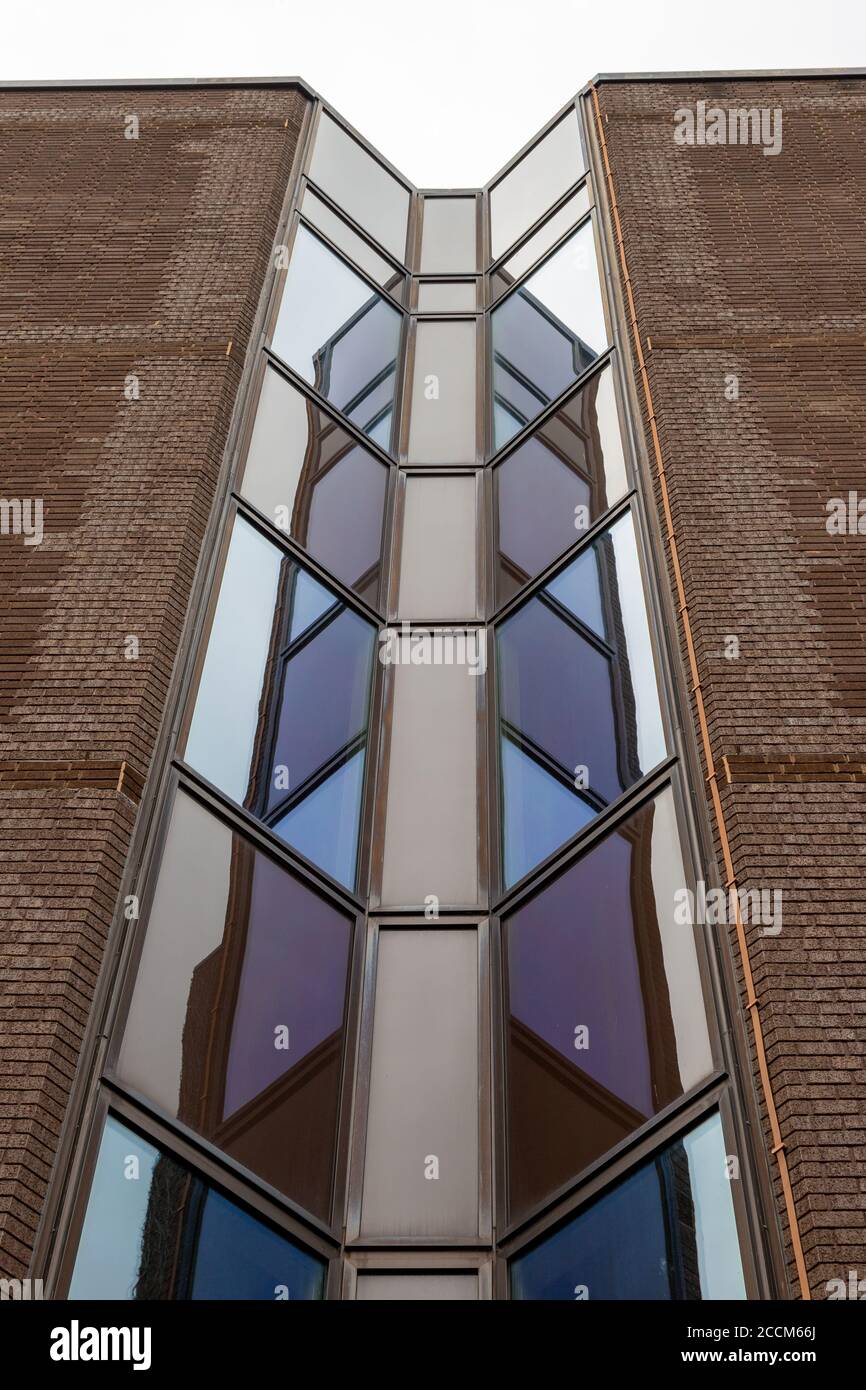 Symmetrische Glasreflexionen eines modernen Büroblocks Stockfoto