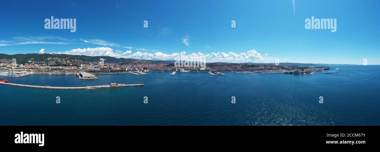 Panorama-Stadtbild von oben auf Trieste Stadt mit Molo Audace und Piazza Unità d Italia; Luftlandschaft. Stockfoto