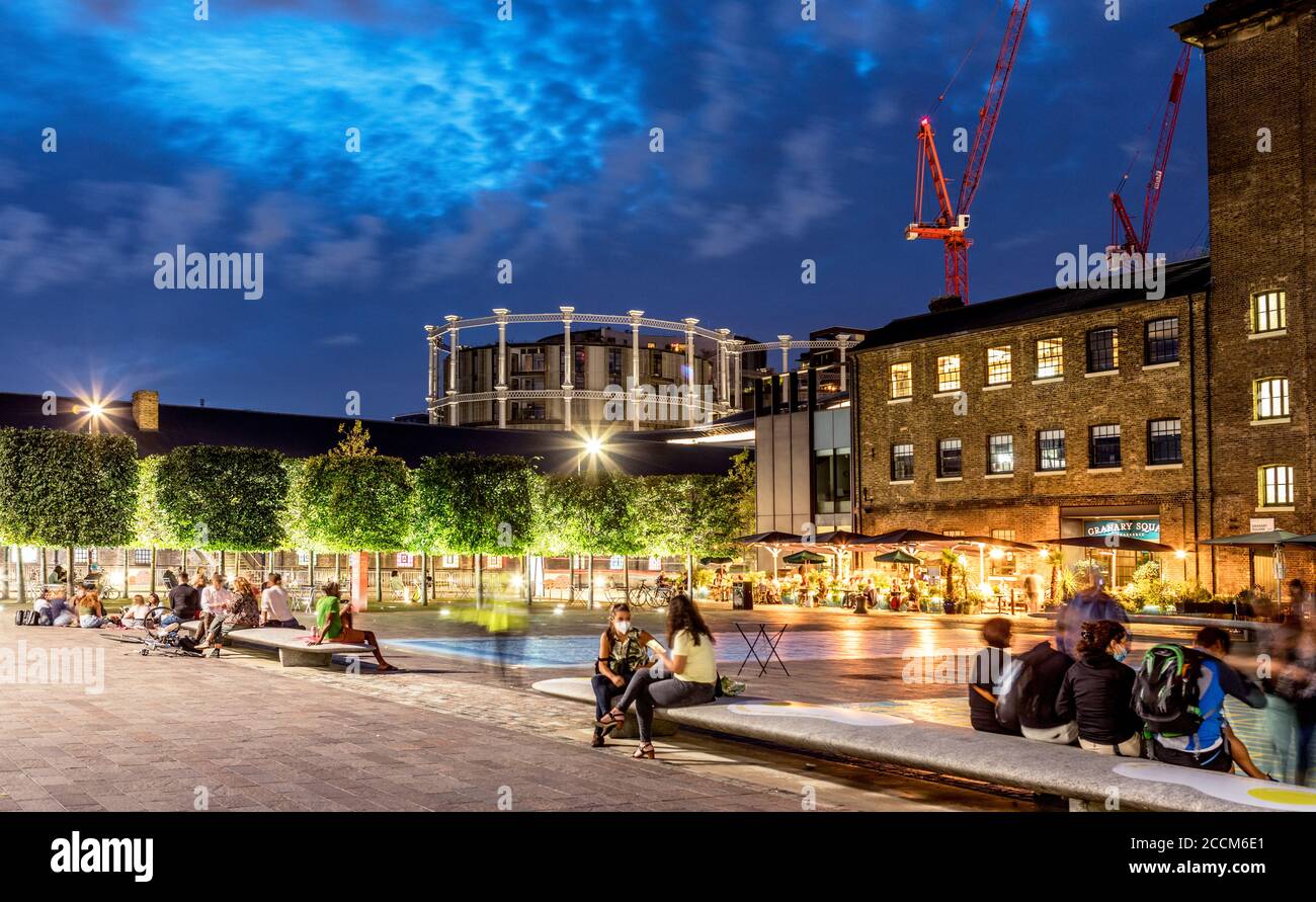 Granary Square Kings Cross bei Nacht London Großbritannien Stockfoto