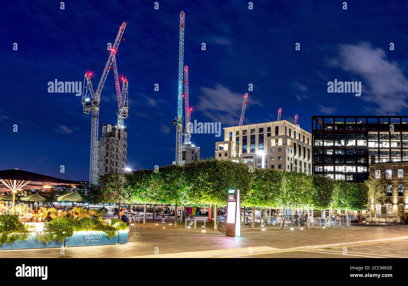 Granary Square Kings Cross bei Nacht London Großbritannien Stockfoto