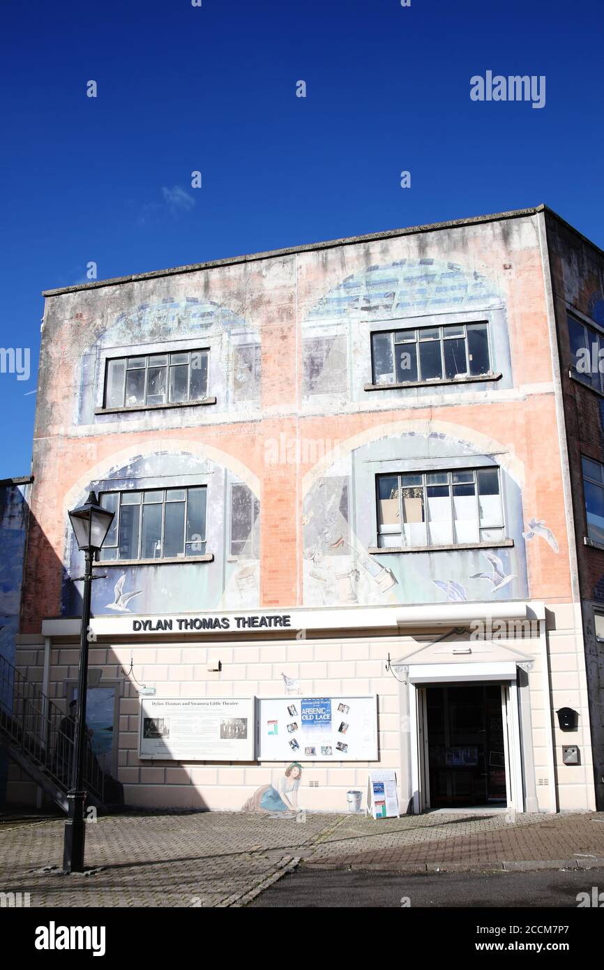 Swansea, Wales, Großbritannien, 23. Februar 2016 : Dylan Thomas Theater in der Marina ein beliebtes Reiseziel Touristenattraktion Wahrzeichen Gruppe Stock Foto Stockfoto