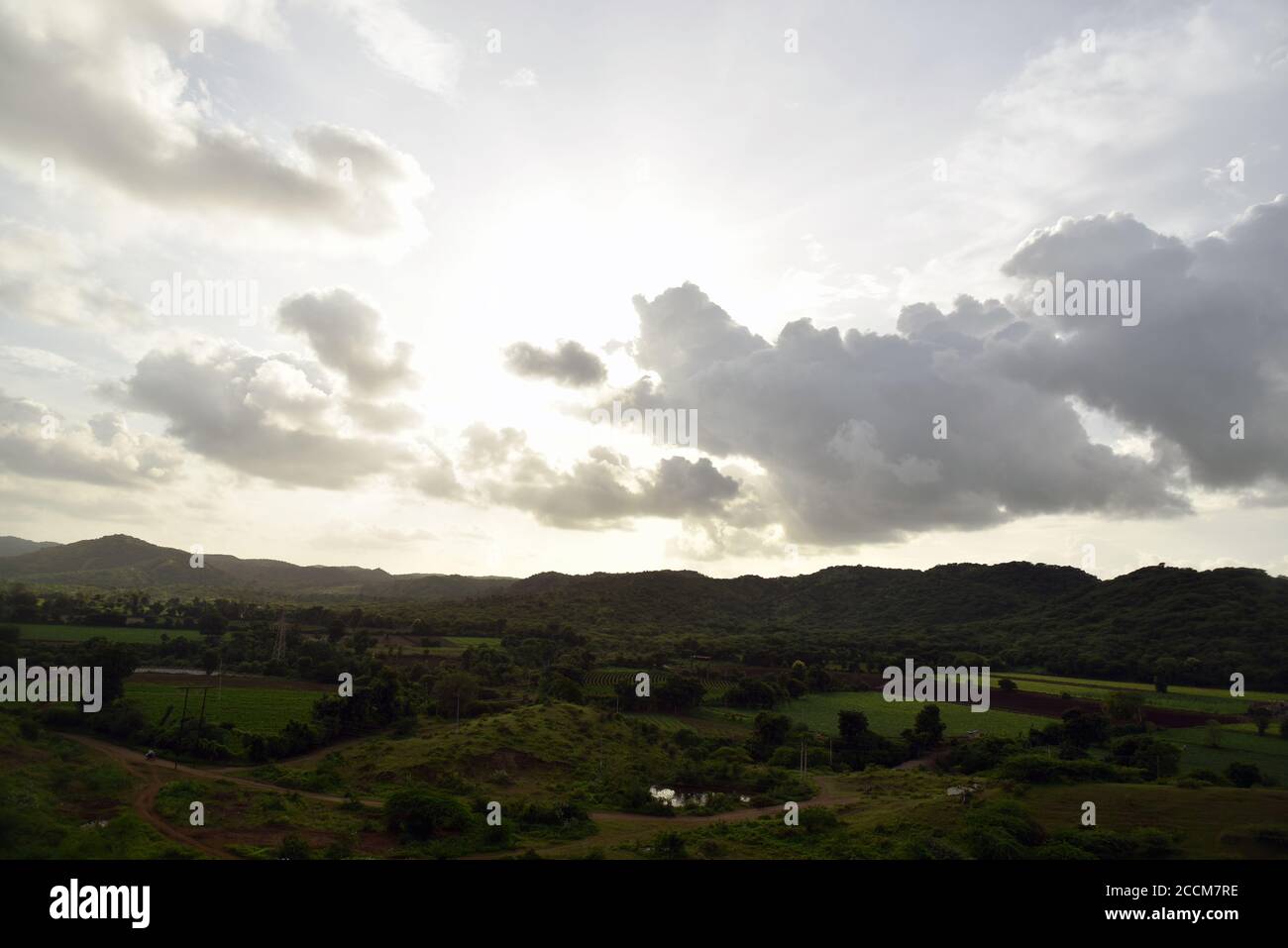 Wolke über den Berg. Wolke Hintergrund. Stockfoto