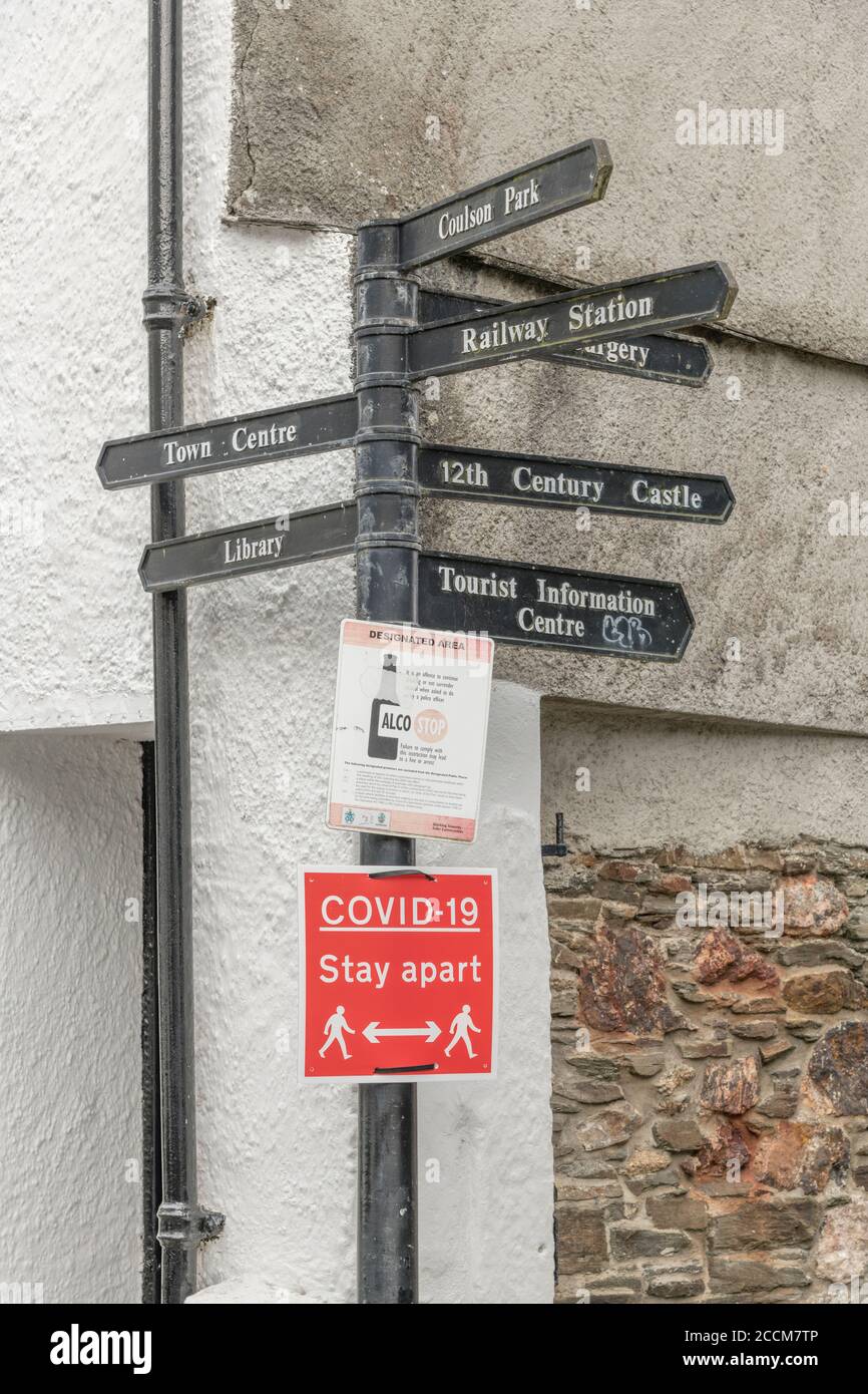 Touristeninformation in der Stadt Lostwithiel, Cornwall, & CV19, Covid Social Distanzing Zeichen. Für Covid 19 Auswirkungen auf den Tourismus, Erholung des Tourismushandels Stockfoto