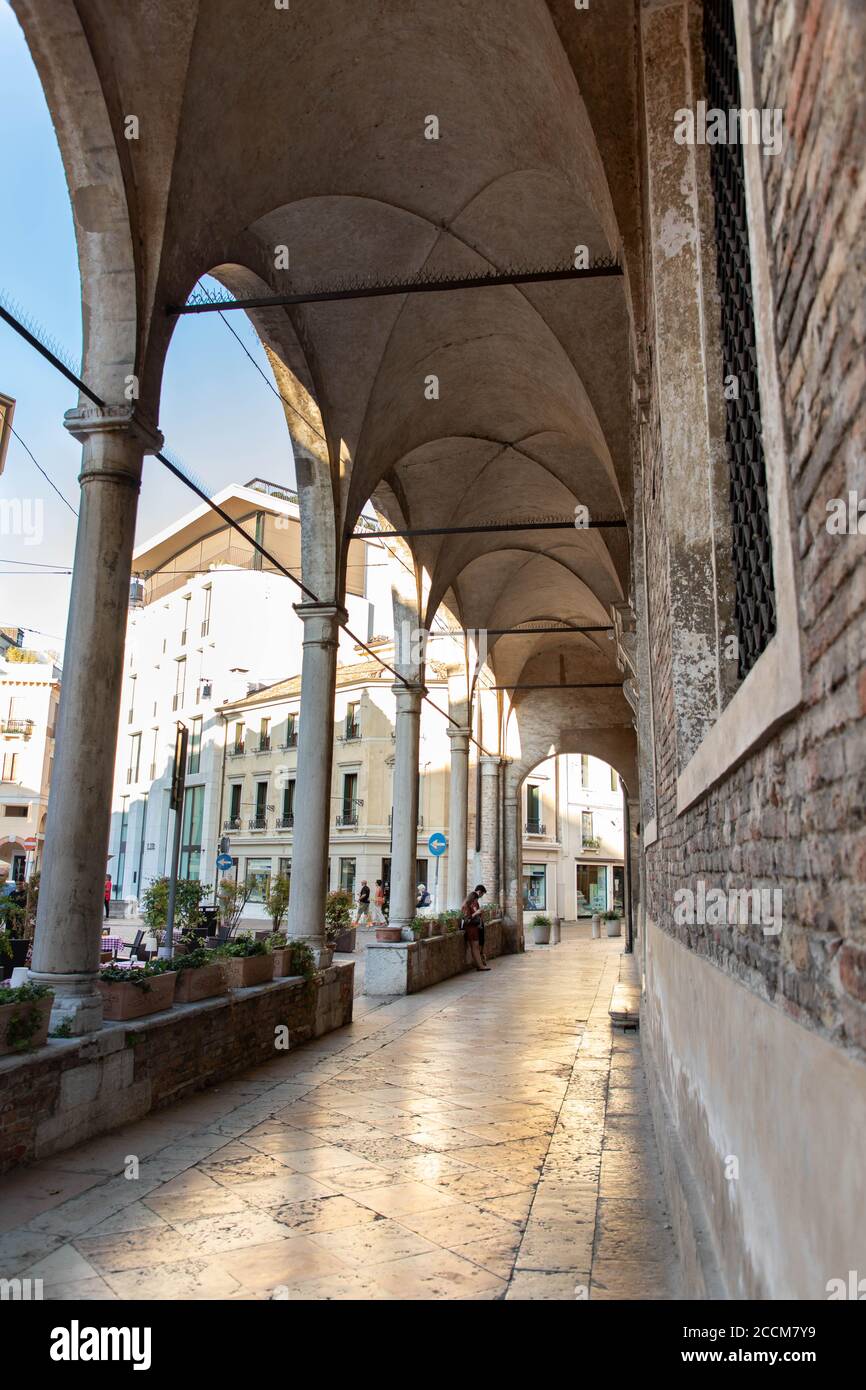 Treviso Stadt - Architektur der historischen Bögen in der Treviso Street Stockfoto