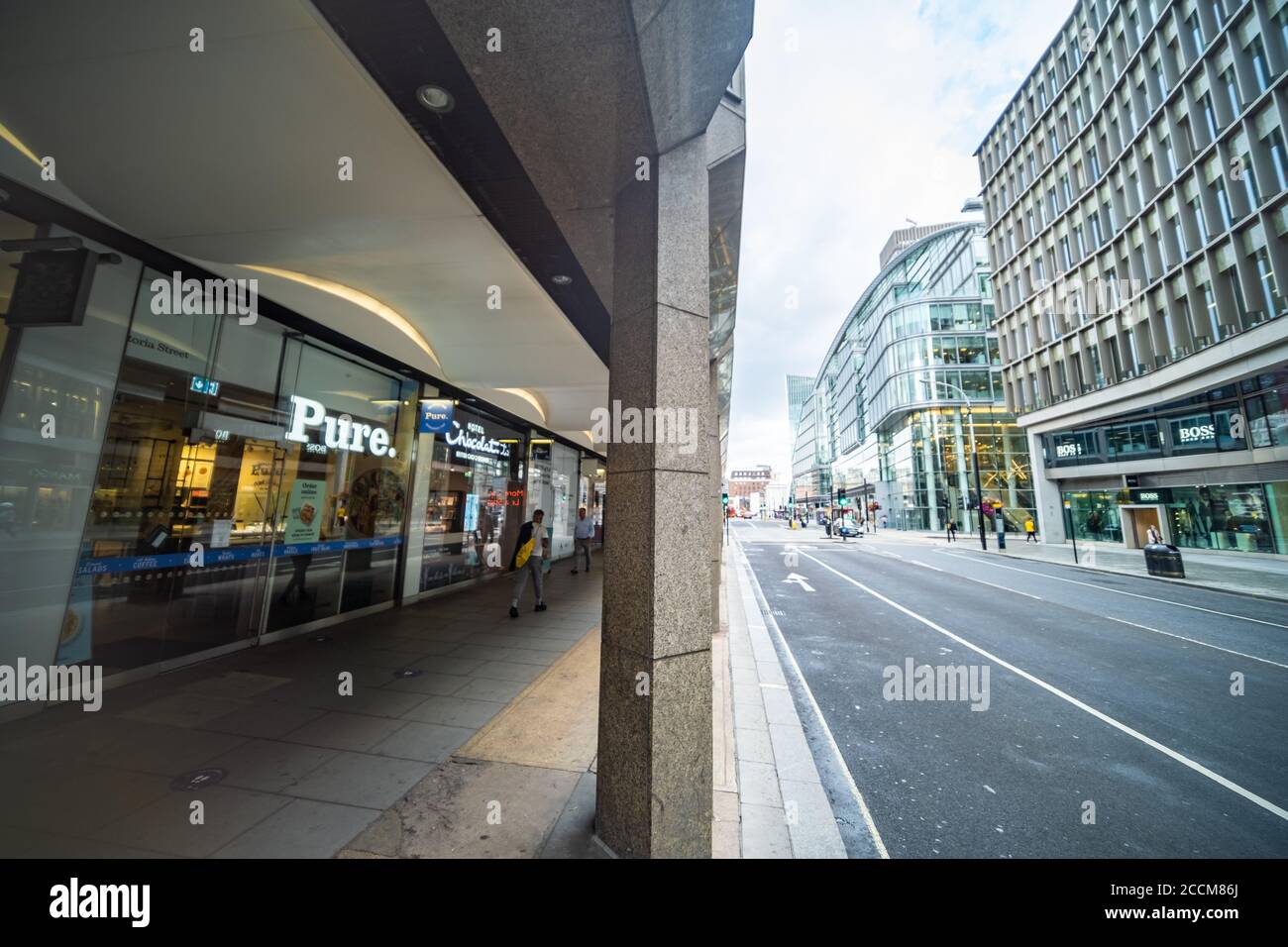 London: Ruhige Straßenlandschaft mit weitem Blick auf der Victoria Street, Westminster Stockfoto