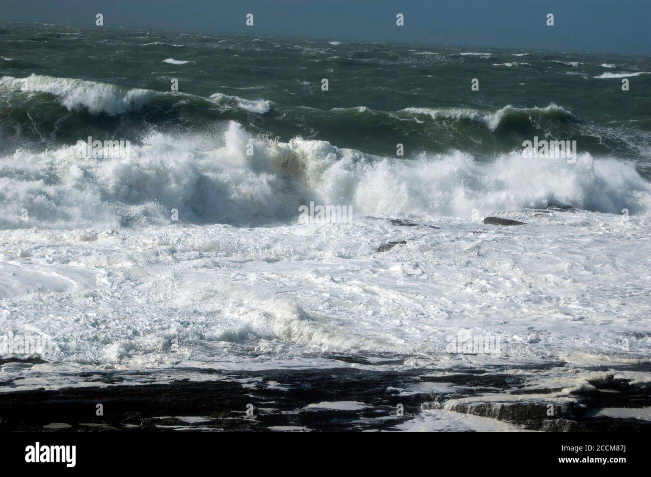 Raues Meer um Hook Lighthouse, Co Wexford, Irland, Europa Stockfoto