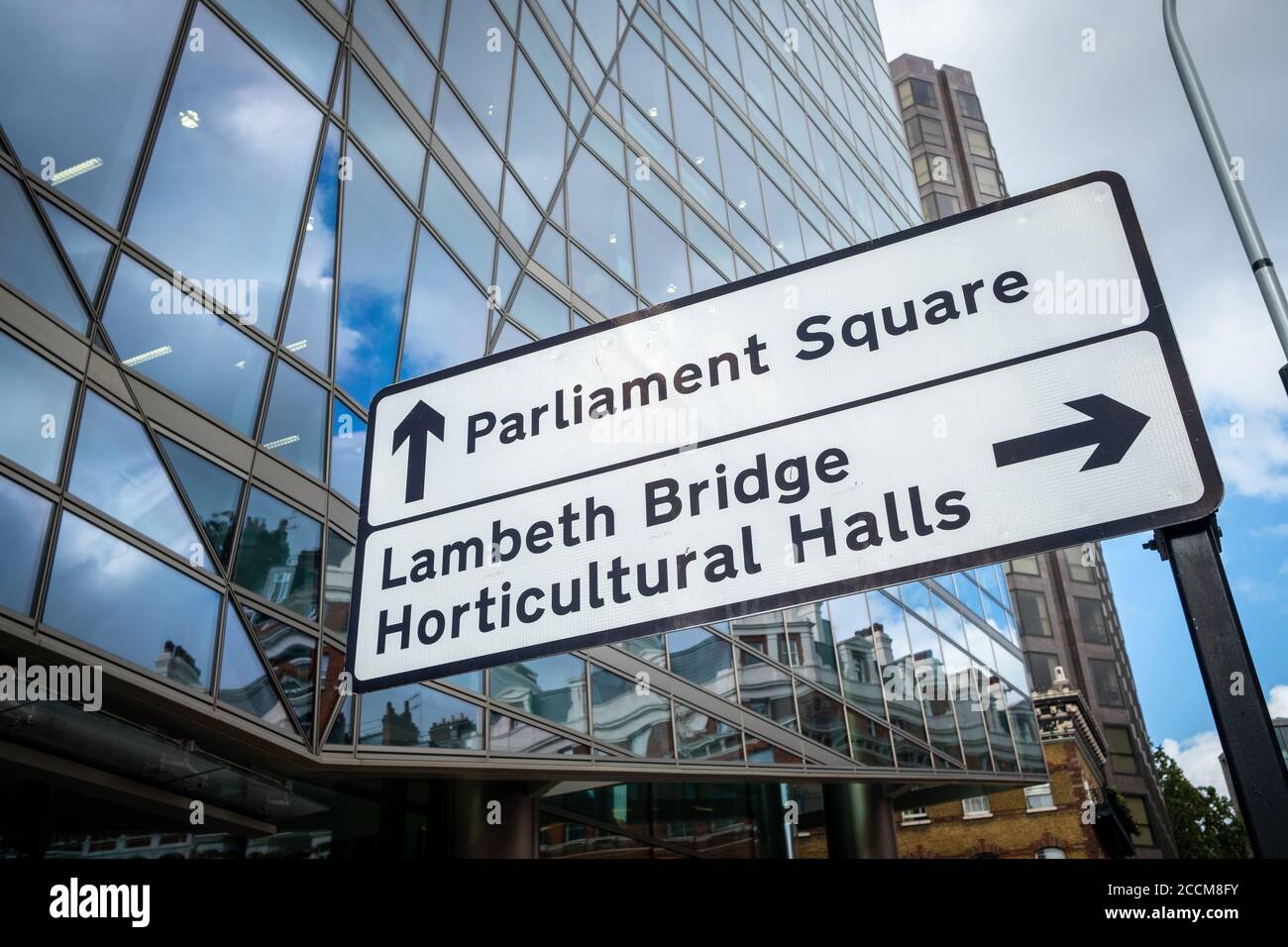 London - Beschilderung Richtung Parliament Square und Lambeth Bridge In Westminster Stockfoto