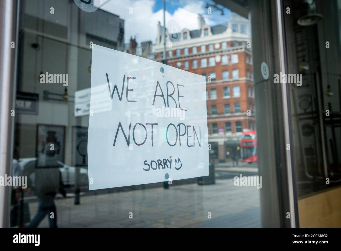 London - August 2019: 'Wir sind nicht offen' Schild auf High Street Shop auf der London Street wegen der Covid 19 Lockdown Stockfoto