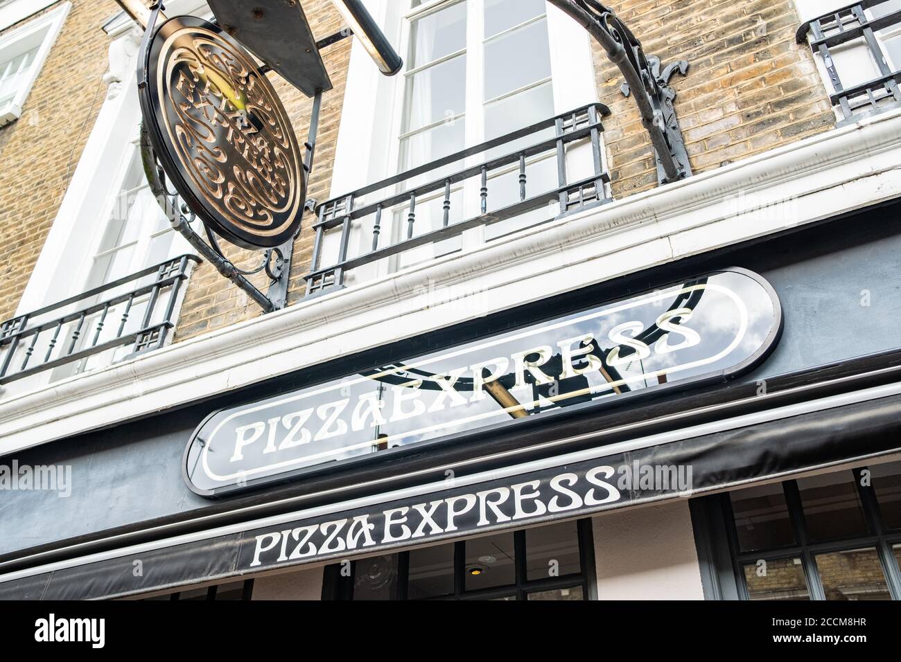 LONDON - Pizza Express Beschilderung. Britische Kette von Pizzeria-Restaurants. Stockfoto