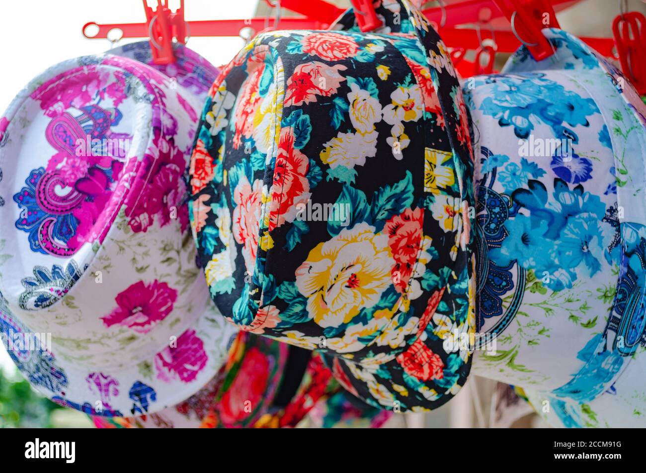Bunte Sommer Hüte zum Verkauf Stockfoto