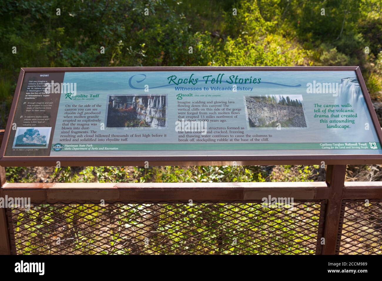 Mesa Falls Scenic Byway, Idaho / USA - 20. Juli 2014: Ein Schild mit Informationen über die Felsen in der Schlucht bei Mesa Falls entlang der Mesa Falls Stockfoto