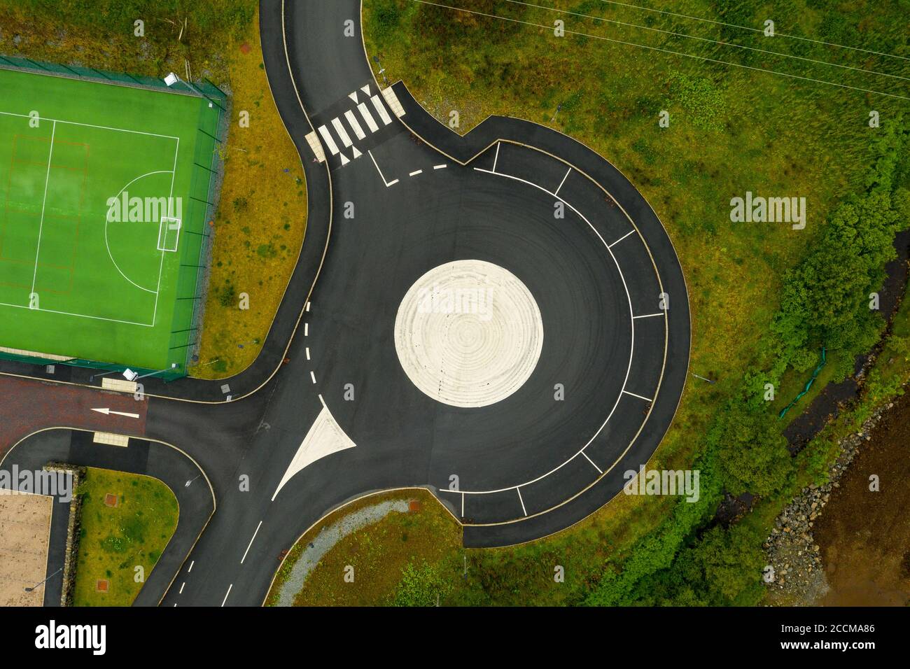 Luftaufnahme von Straßenmarkierungen an einem Kreisverkehr / Parkplatz in der Nähe des Sportkomplexes in Portree, Isle of Skye, Schottland. Stockfoto