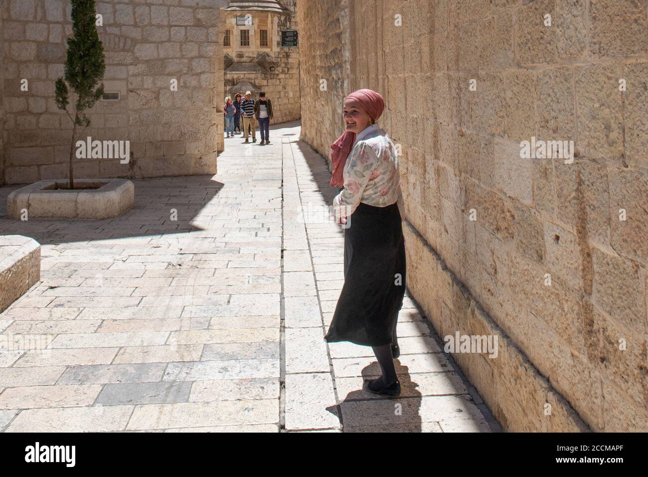 Israel, Jerusalem. Einheimische Frau in typischer Kleidung in der  historischen engen Gasse in der Altstadt Stockfotografie - Alamy