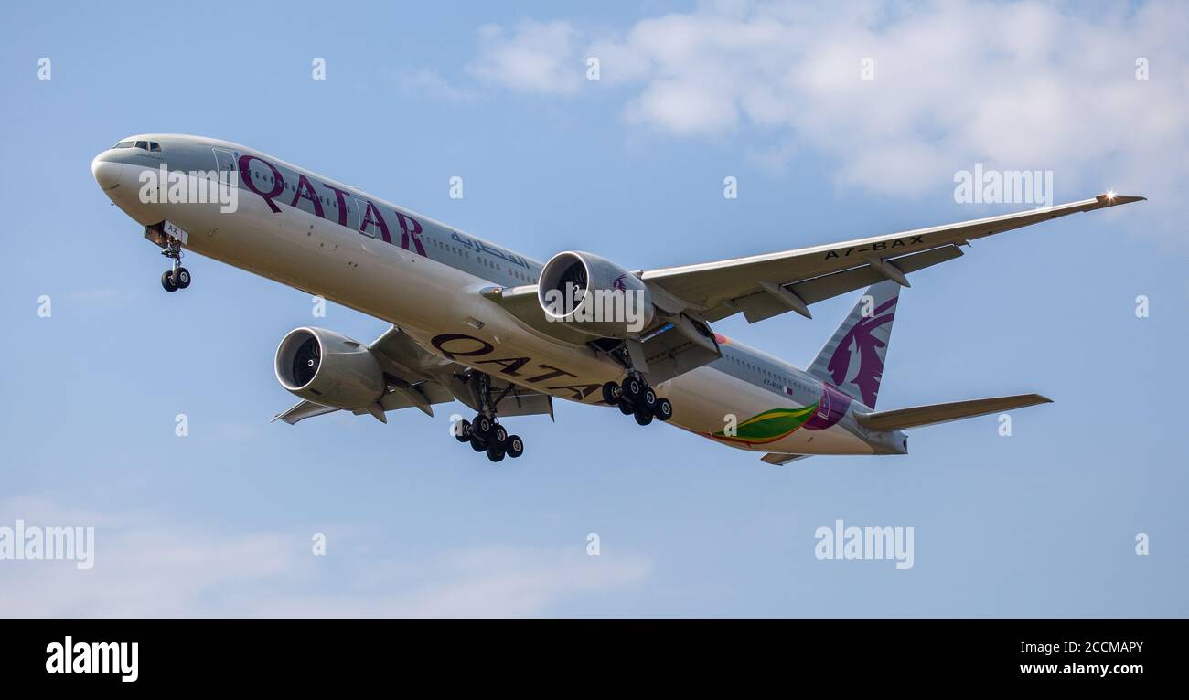 Qatar Airways Boeing 777 A7-BAX über den endgültigen Anflug nach London-Heathrow Flughafen LHR Stockfoto