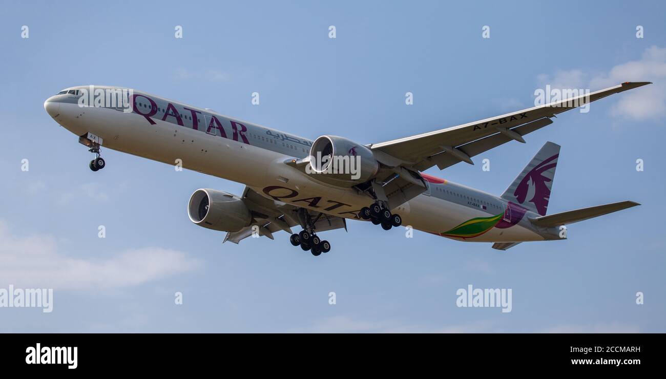 Qatar Airways Boeing 777 A7-BAX über den endgültigen Anflug nach London-Heathrow Flughafen LHR Stockfoto