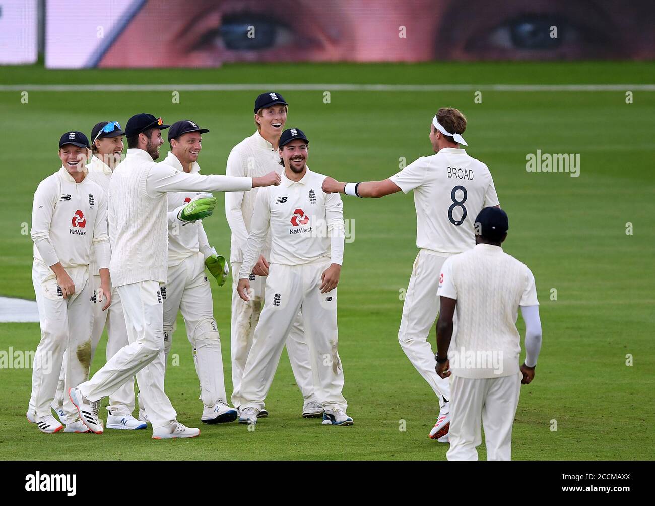 Englands Wicketkeeper Jos Buttler feiert mit seinen Teamkollegen, nachdem er am dritten Tag des dritten Testmatches im Ageas Bowl in Southampton einen Fang genommen hat, um den pakistanischen Shaheen Afridi vom Bowling von Stuart Broad abzuweisen. Stockfoto