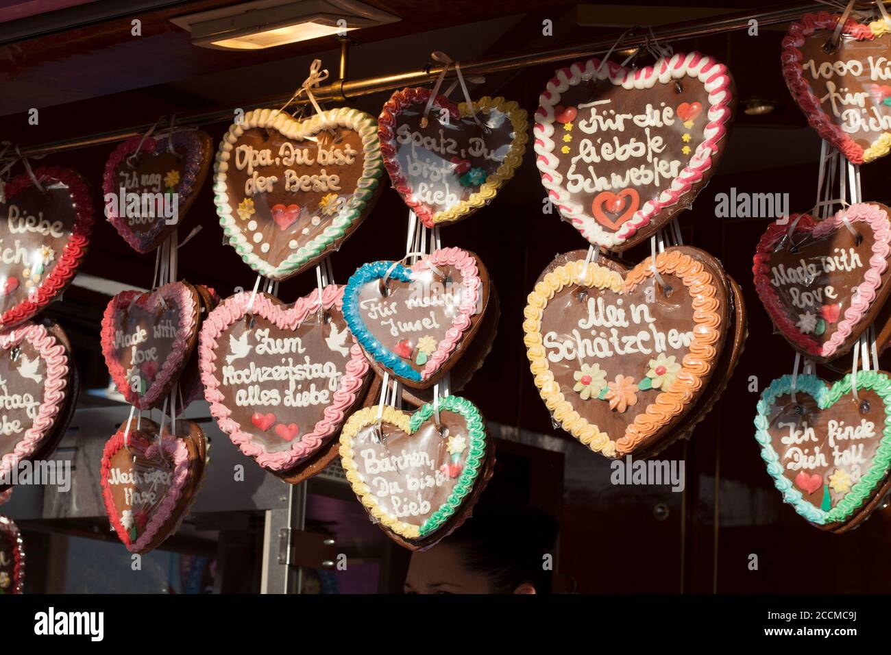 Lebkuchenherzen in einem Konditorstand am Bremer Freimarkt in der Abenddämmerung, Bremen Stockfoto