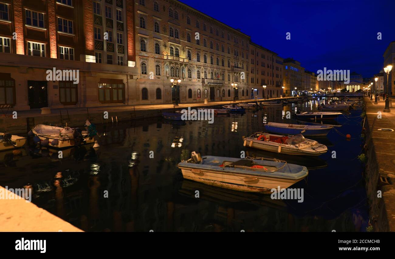 Triest am Abend - Blick auf den Canale Grande und Antonio Thaumaturgo Kirche Stockfoto