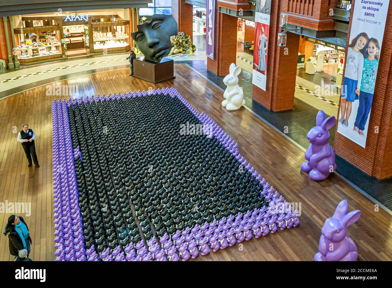 Osterhasen-Ausstellung in einem Einkaufszentrum in Poznań, Polen Stockfoto