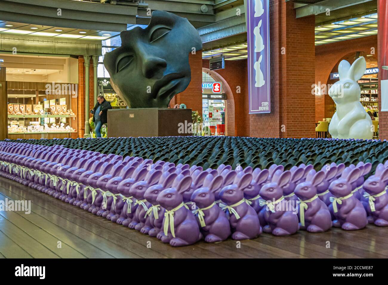 Osterhasen-Ausstellung in einem Einkaufszentrum in Poznań, Polen Stockfoto