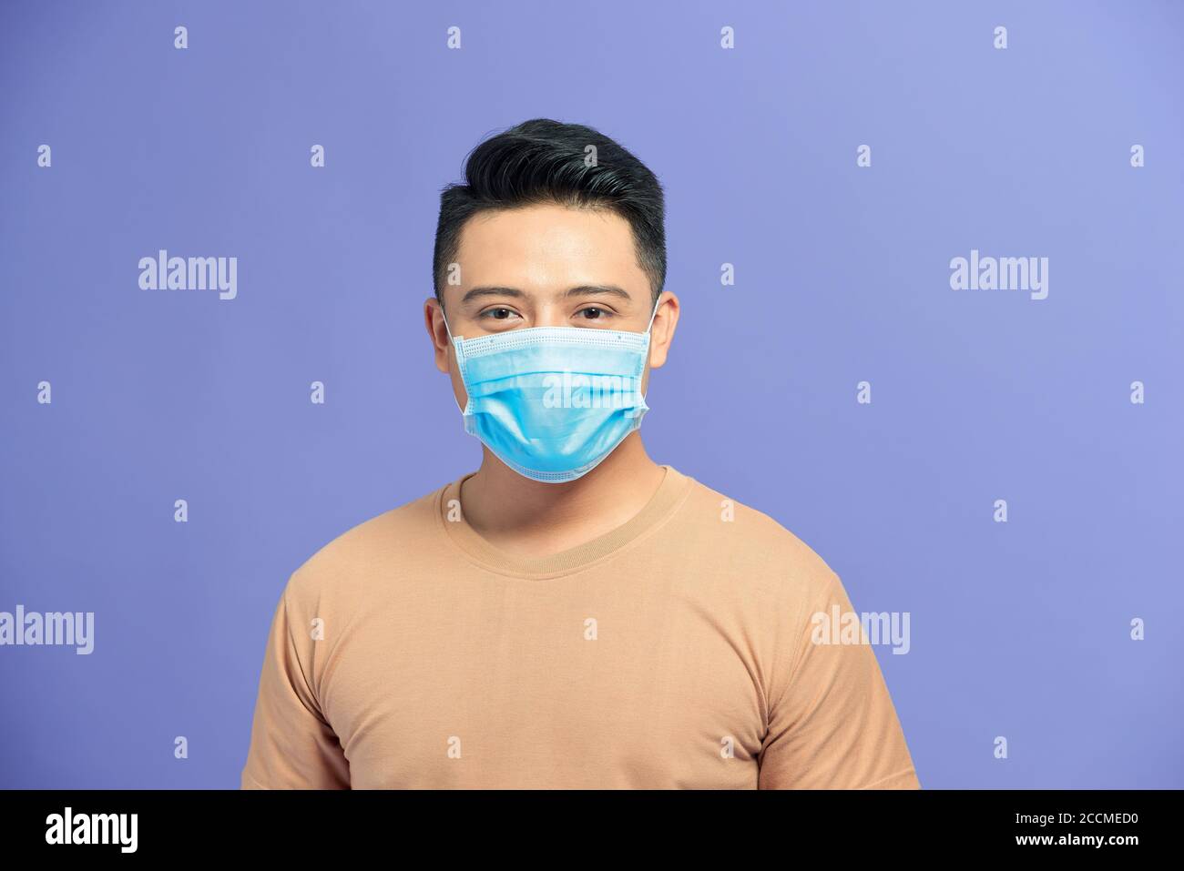 Männer tragen Masken, um Luftverschmutzung, weißen Hintergrund, Dunst und PM 2.5 Staub und Rauch Verschmutzung in großen Städten zu verhindern. Stockfoto