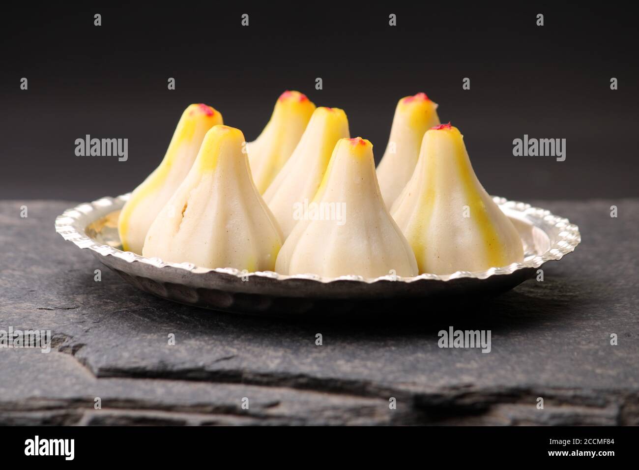 Gedämpftes Modak, hergestellt aus Reismehl und Kokosnussfüllung. Modak ist eine traditionelle indische Süßigkeit, die während Ganesh Utsav gemacht und auch Lord angeboten wird Stockfoto