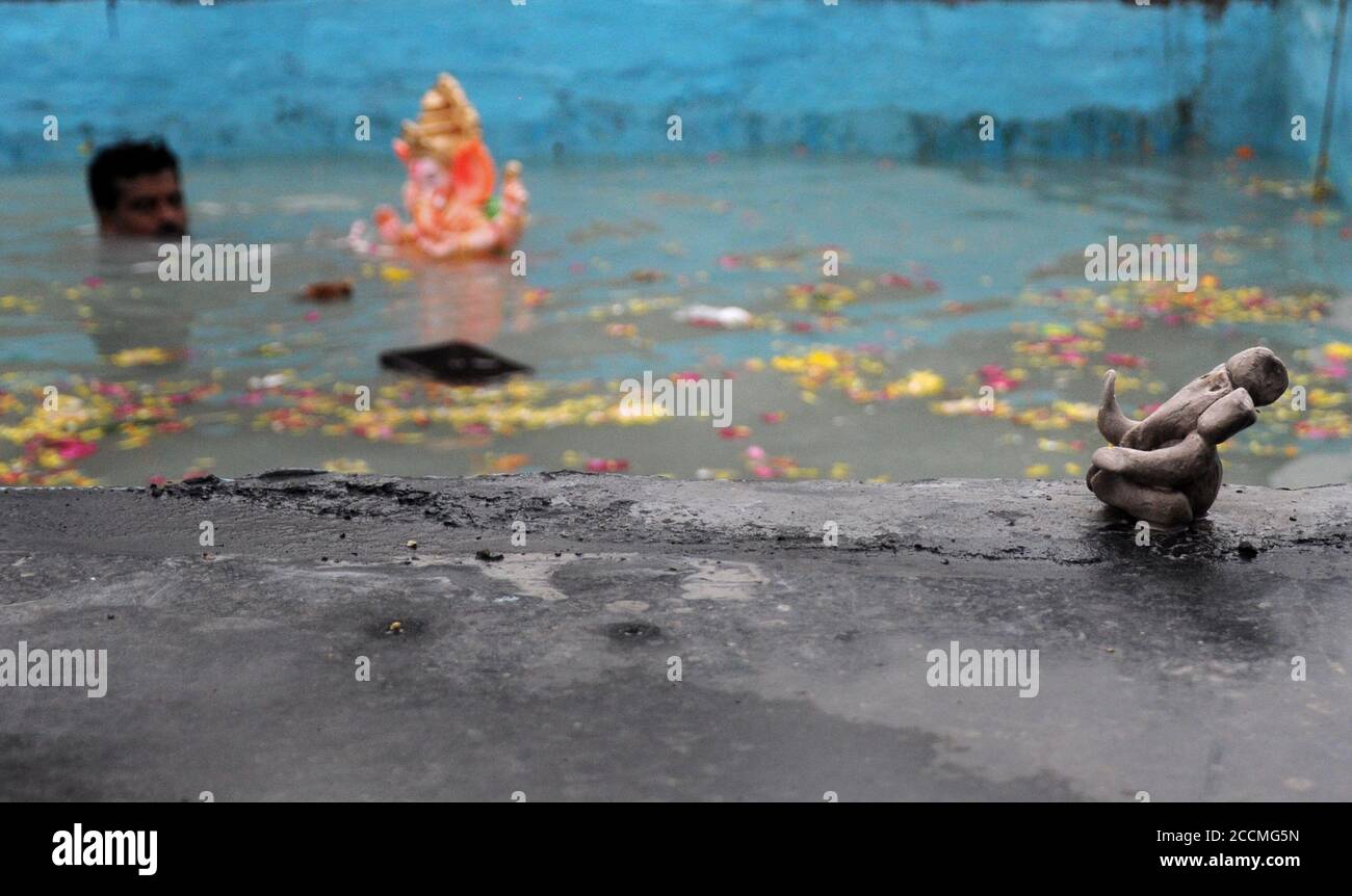 Ein Idol aus Lehm von gott Ganesh am Rande des künstlichen Teiches während des Festivals.aufgrund der Coronavirus-Pandemie, Freiwillige von der städtischen Behörde ernannt haben das Eintauchen von Ganpati Idole für das göttliche Bewusstsein weit und breit für viele Menschen zu profitieren, zu erreichen, Ein ritueller Teil des Ganesh Chaturthi Festivals. Stockfoto