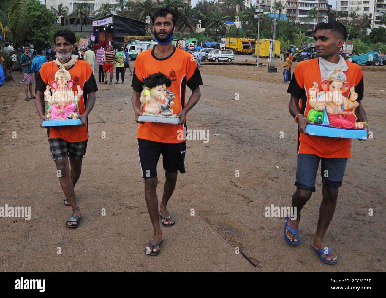 Freiwillige, die Idole von Elefanten trugen, beteten während des Festivals den Hindu-gott Ganesh.aufgrund der Coronavirus-Pandemie machten Freiwillige, die von der Gemeindebehörde ernannt wurden, das Eintauchen von Ganpati-Idolen, damit das göttliche Bewusstsein weit und breit für viele Menschen zum Nutzen reicht, ein ritueller Teil des Ganesh Chaturthi Festivals. Aufgrund der Coronavirus-Pandemie machten Freiwillige, die von der Gemeindebehörde ernannt wurden, das Eintauchen von Ganpati-Idolen, damit das göttliche Bewusstsein weit und breit für viele Menschen zum Nutzen reicht, ein ritueller Teil des Ganesh Chaturthi-Festivals. Stockfoto