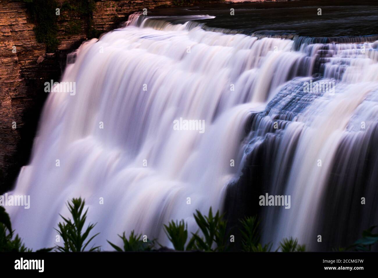 Es gibt keinen besseren Ort, um sich selbst zu finden, die an einem Wasserfall sitzen und Auflistung zu seiner Musik. Stockfoto