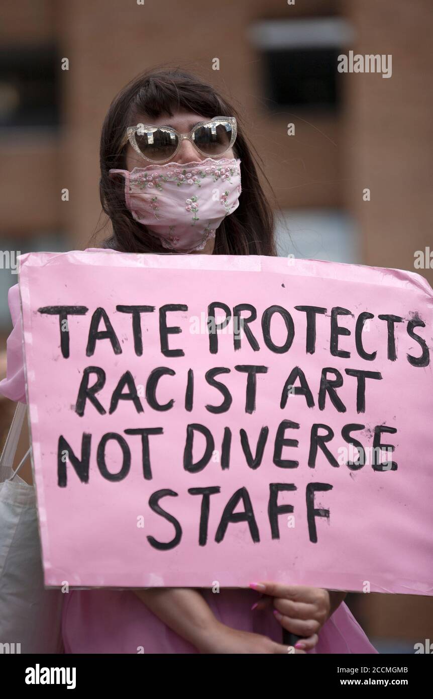 Protestler, ganz in Pink, außerhalb der Tate Modern Art Gallery, demonstriert gegen die vorgeschlagenen 313 Stellenabbau durch Tate Unternehmen. London, England, Großbritannien Stockfoto