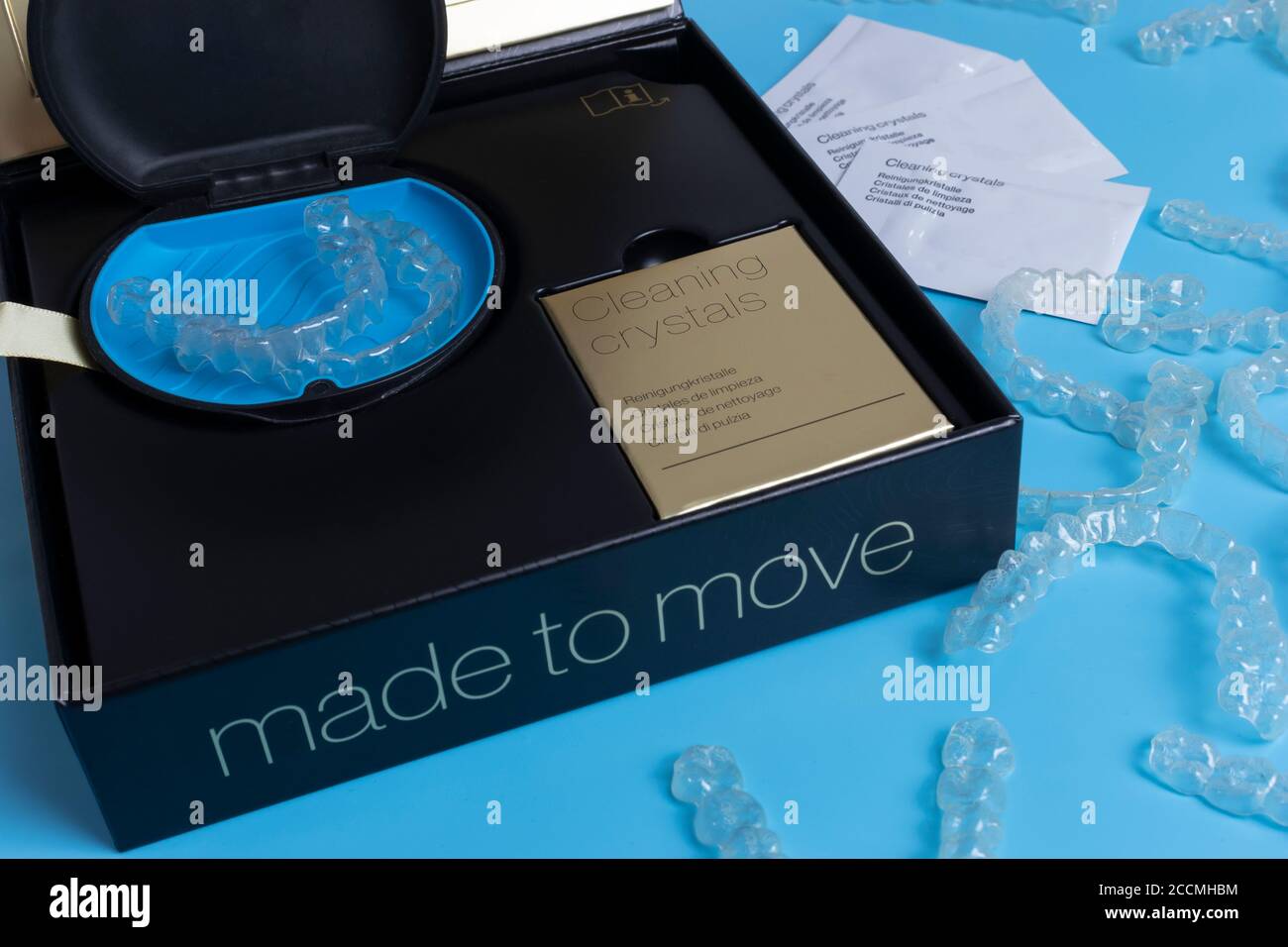 Invisalign transparente Klammern Verpackung Box auf blauem Hintergrund mit Kristallen Stockfoto