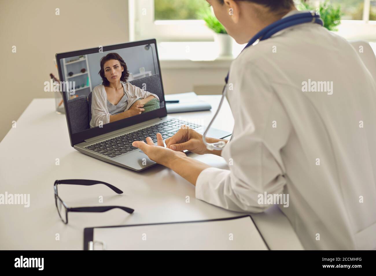 Telemedizin oder telemedizinisches Konzept.EINE junge Ärztin in ihrem Büro gibt eine Online-Beratung. Stockfoto