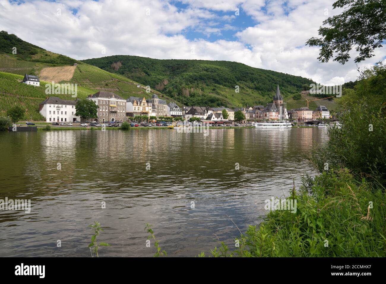 BERNKASTEL, DEUTSCHLAND - 18. JUNI 2020: Panoramabild von Bernkastel nahe der Mosel am 18. Juni 2020 in Deutschland Stockfoto