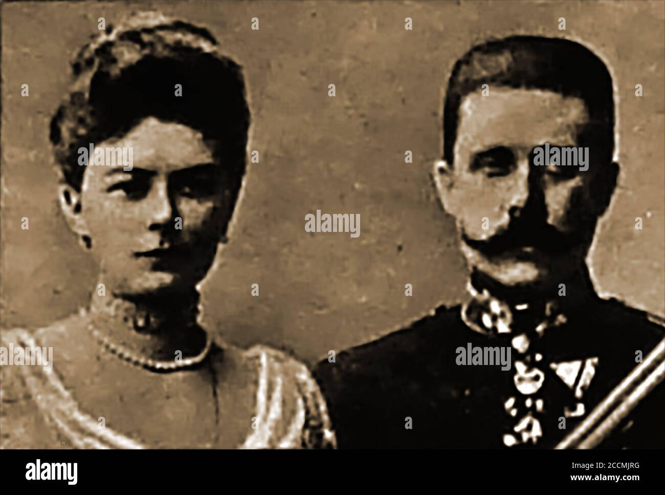 Ein gemeinsames Porträt von Erzherzog Franz Ferdinand (Franz Ferdinand Carl Ludwig Joseph Maria) und seiner Frau Sophie, Herzogin von Hohenberg. Gavrilo Prinzip wurde wegen der Ermordung von Erzherzog Ferdinand (1894-1918) am Sonntag, den 28. Juni 1914 in Sarajevo verhaftet. Er war ein 19-jähriger bosnischer Serbe, der Mitglied von "Young Bosnia" war, einer Bewegung, die ein Ende der österreichisch-ungarischen Herrschaft in Bosnien und Herzegowina suchte. Am selben Tag wurde das Paar von Nedeljko Čabrinović, einem Mitglied der Gruppe der Schwarzen Hand, angegriffen, der eine Granate auf ihr Auto geworfen hatte. Stockfoto